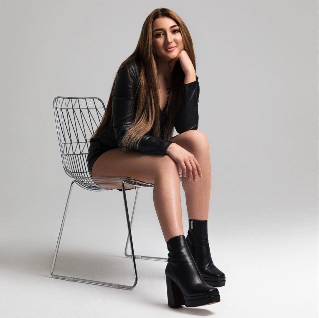 Escort Paris Karina, poitrine 2, poids 63 kg, taille 170 cm