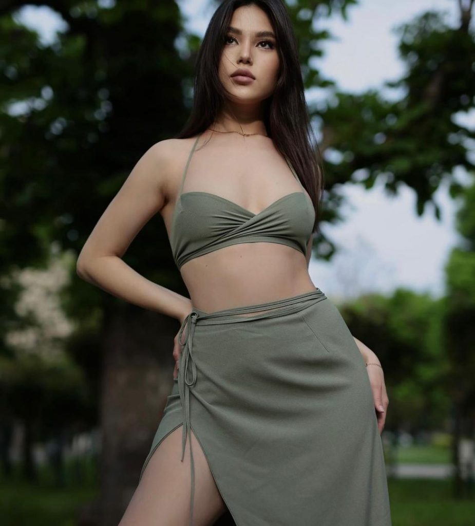Escort Paris Alima, poitrine 2, poids 52 kg, taille 170 cm