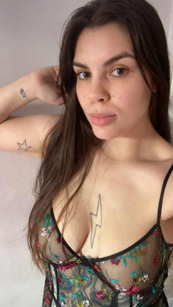 Escort Paris Katerina, poitrine 3, poids 59 kg, taille 165 cm