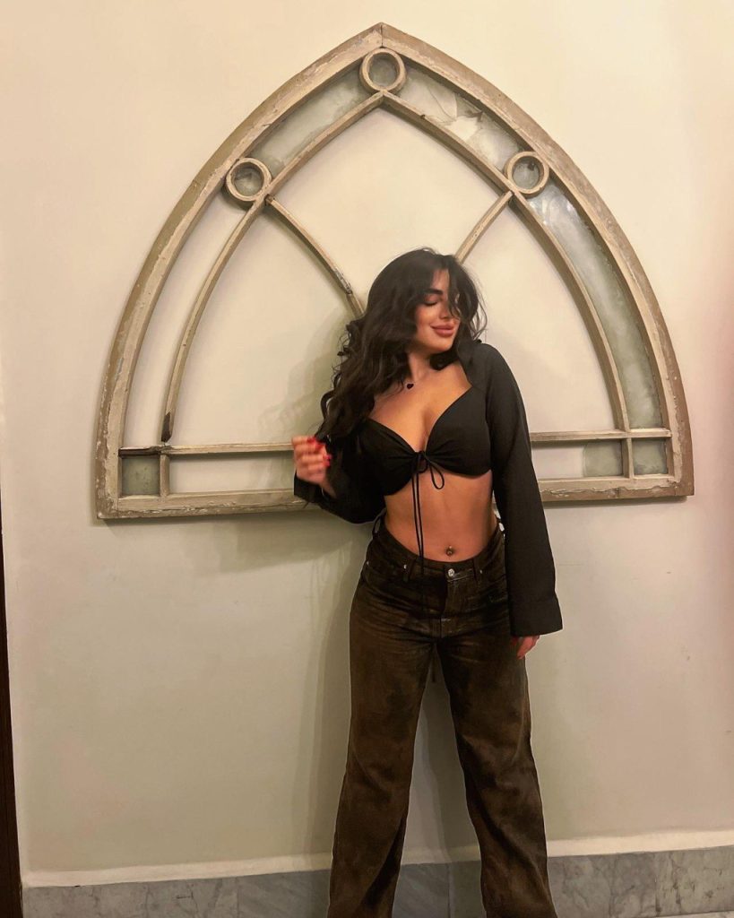 Escort Paris Lina, poitrine 3, poids 60 kg, taille 168 cm