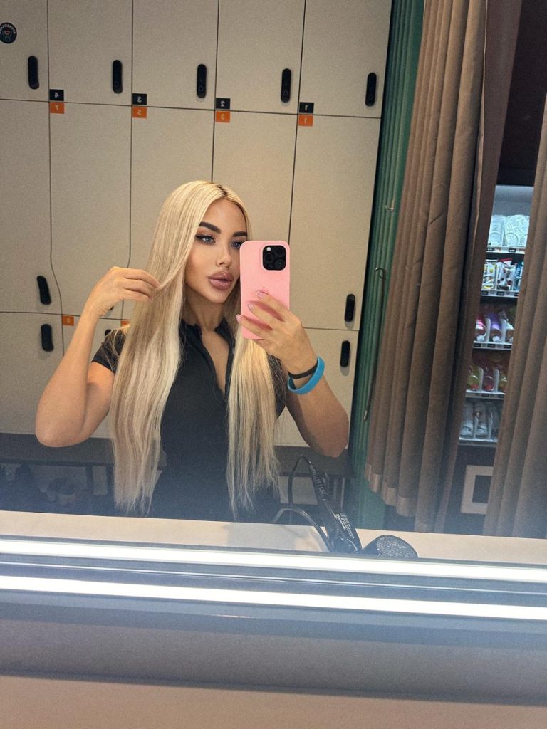 Escort Paris Nika, poitrine 2, poids 56 kg, taille 176 cm