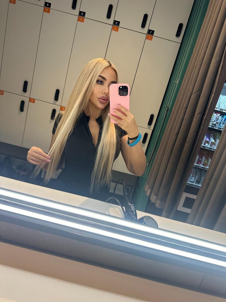Escort Paris Nika, poitrine 2, poids 56 kg, taille 176 cm