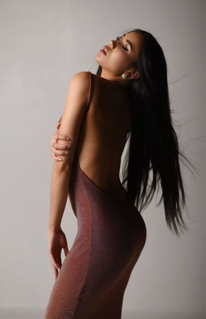 Escort Paris Victory, poitrine 2, poids 52 kg, taille 168 cm
